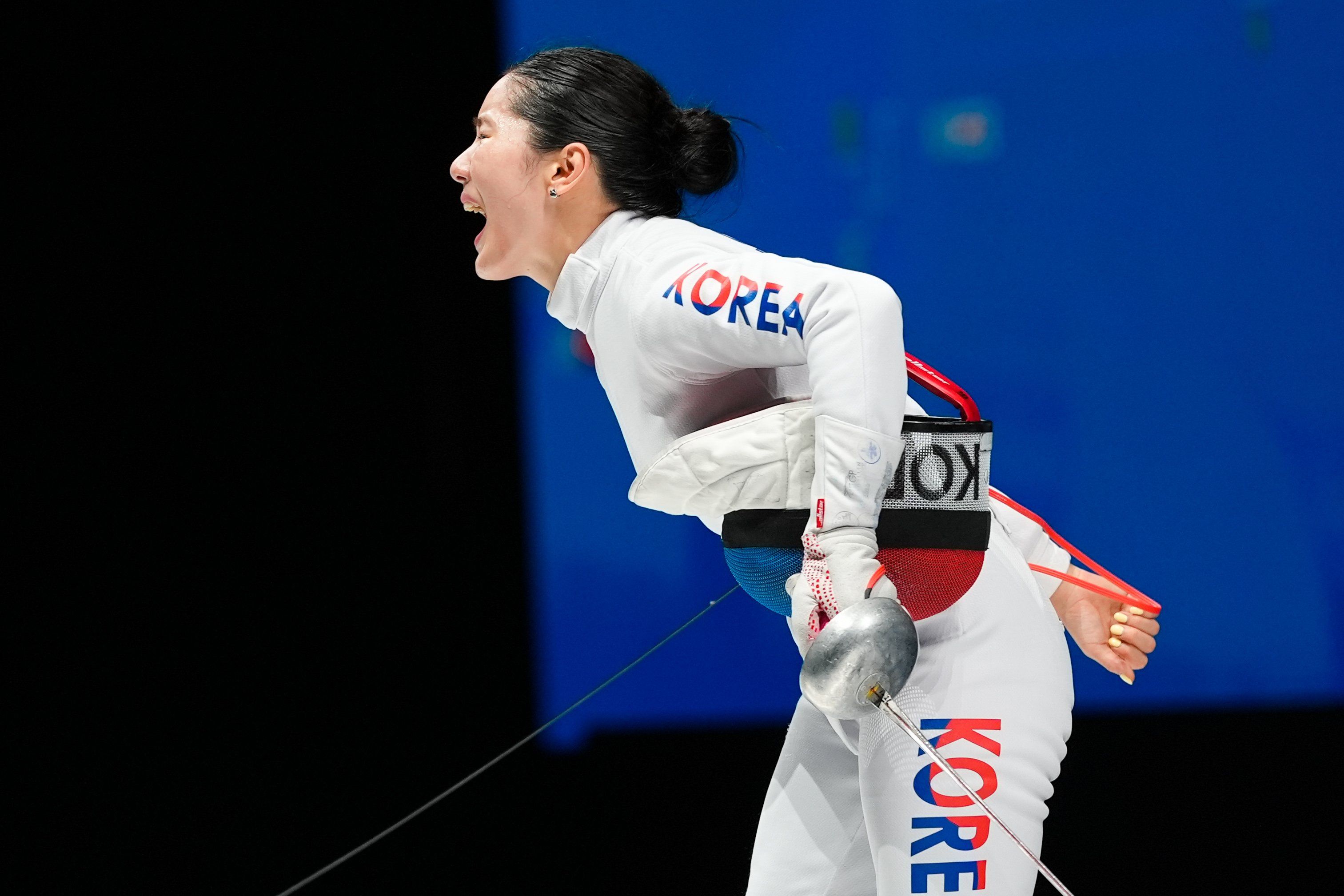 SERA SONG RECLAIMS WORLD EPEE CROWN IN THRILLING PRIORITY MINUTE DRAMA
